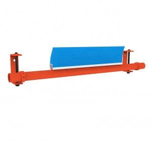 Primary polyurethane conveyor belt cleaner